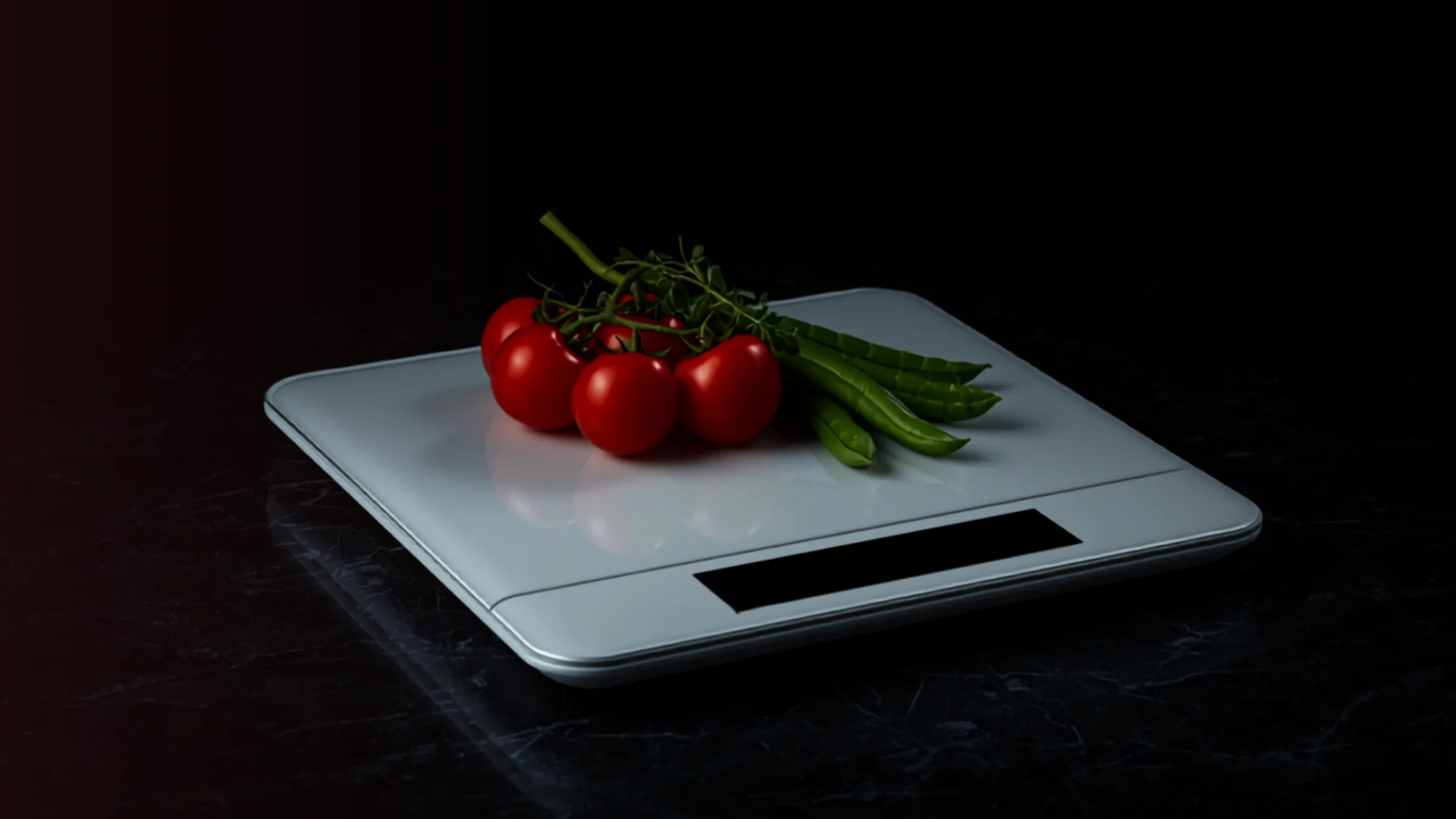 Digitaalinen keittiövaaka, jolla punnitaan tomaatteja ja vihreitä papuja. Kalorilaskurin tarkkuus riippuu punnituista annoskoista.