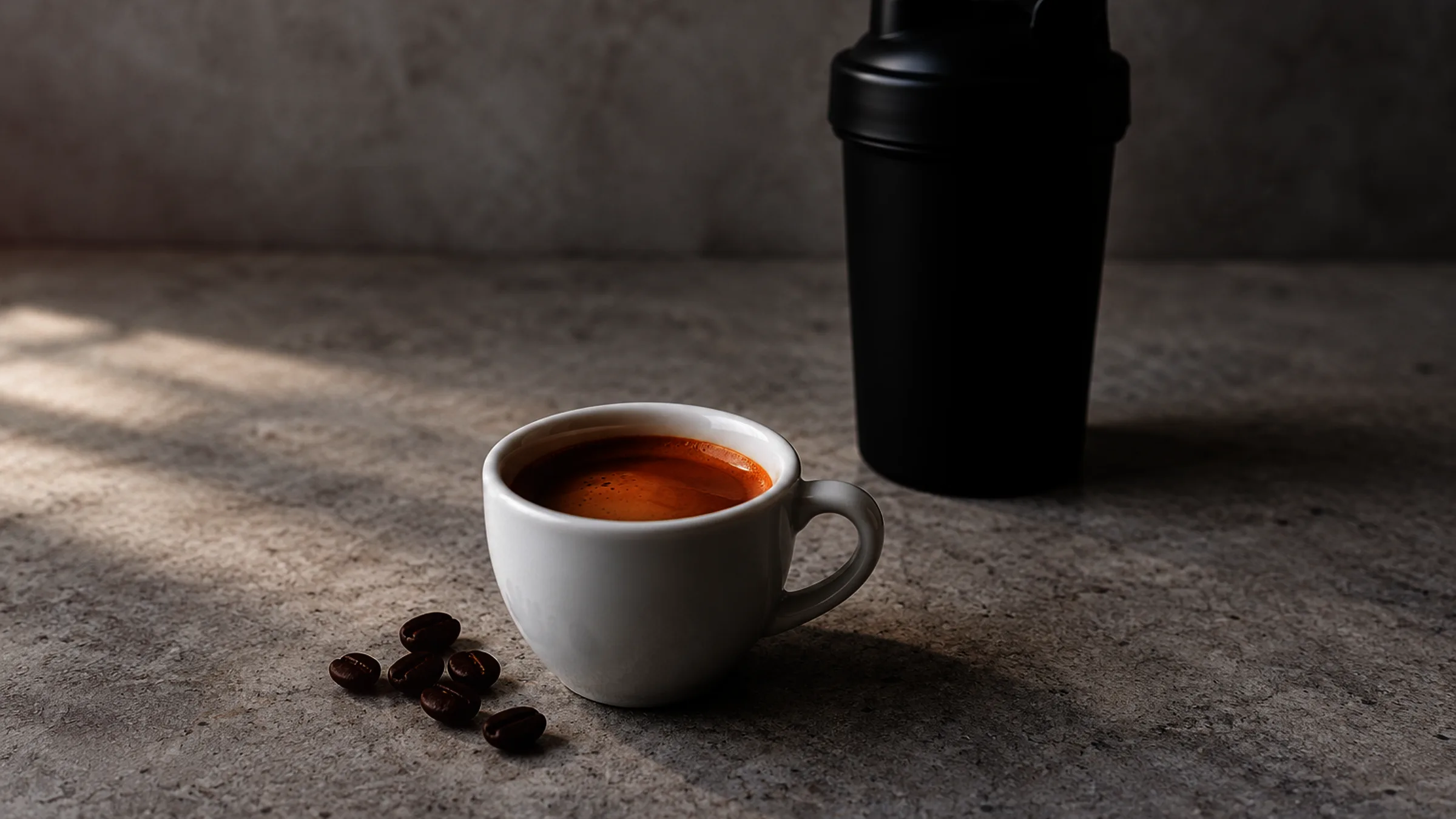 Espressokuppi, kahvipapuja ja treenishaker: kofeiinia ennen treeniä.